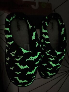 NEW Kid’s Halloween Glow in the Dark Bats Dearfoams Black Slippers Bat Slides 4